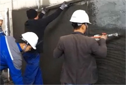 6人組機(jī)械化抹灰（自動輸送、自動攪拌和噴涂、刮平及收面）