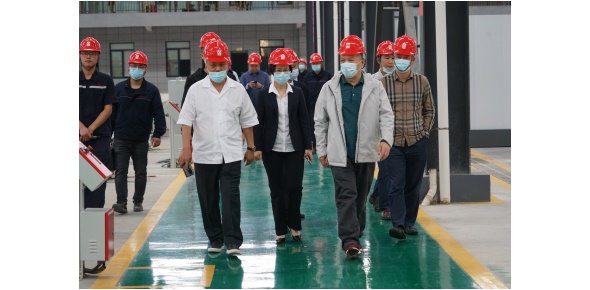 2022-5-10黃學(xué)工等省工信廳總工程師、一級巡視員市工信局姚曉麗局長等領(lǐng)導(dǎo)視察萬眾集團(tuán)